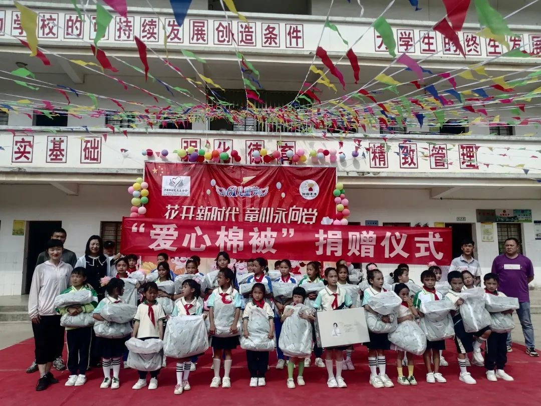 省医保局向者兔乡斗月村下斗月小学赠送六一礼物