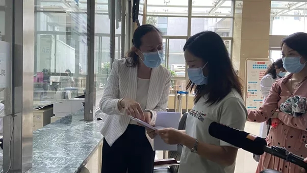 【局长处长科长走流程】省医保局党组成员、副局长王艳君到av视频肿瘤医院开展“局长处长科长走流程”活动
