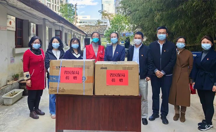 省医保局王艳君局长到官渡区吴井新村社区捐赠抗疫物资