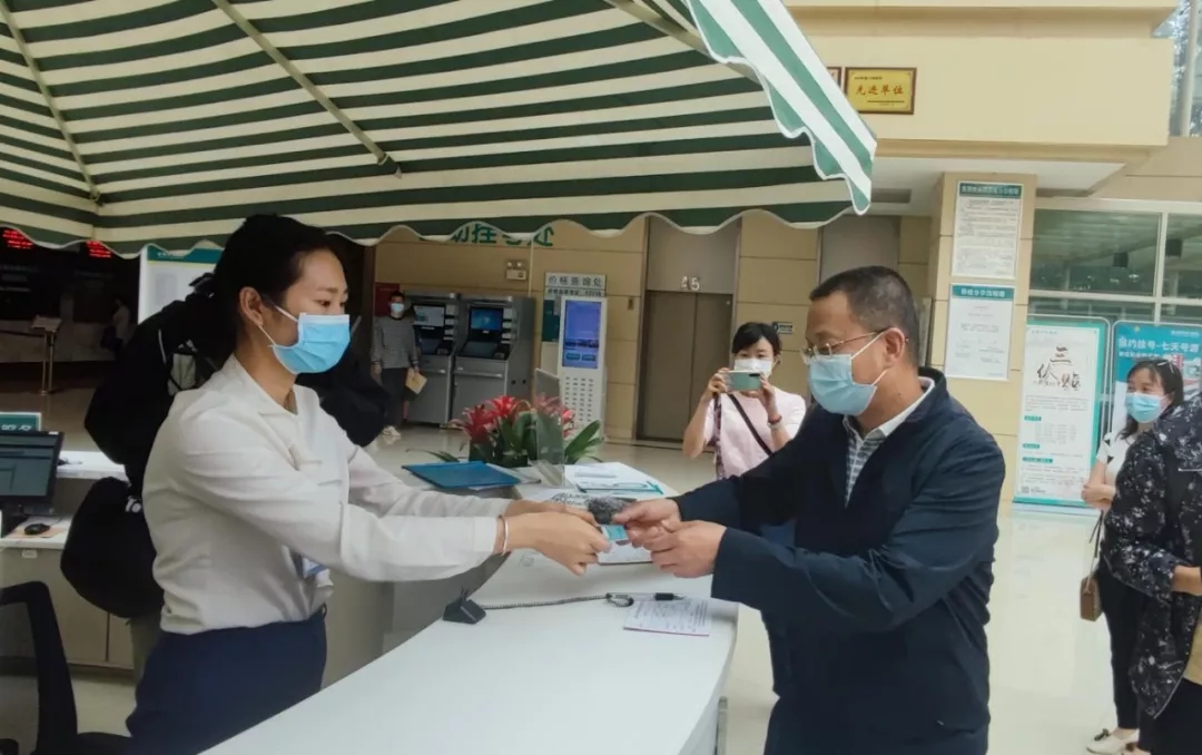 【局长处长科长走流程】省医保局党组书记、局长黄宏伟到昆明同仁医院开展“局长处长科长走流程”活动